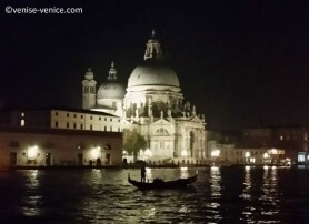 Vue de la basilique santa maria della salute vu du grand canal à Venise