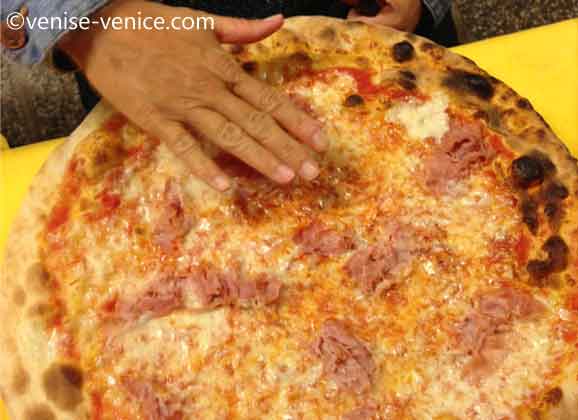 Une main sur la pizza de l'anfora pour s'imaginer la taille