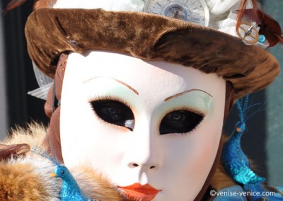 Gros plan sur un masque de carnaval