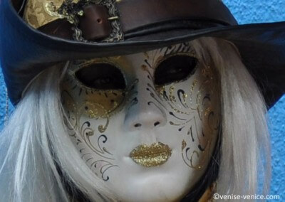 Gros plan sur le masque d'une femme au carnaval de Vensise