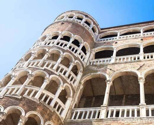 L'escarlier en escagot du palais contarini à Venise