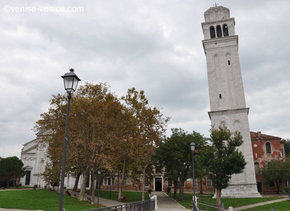 Le campanile de la basilique san pietro di castello à Venise est penché comme la tour de Pise