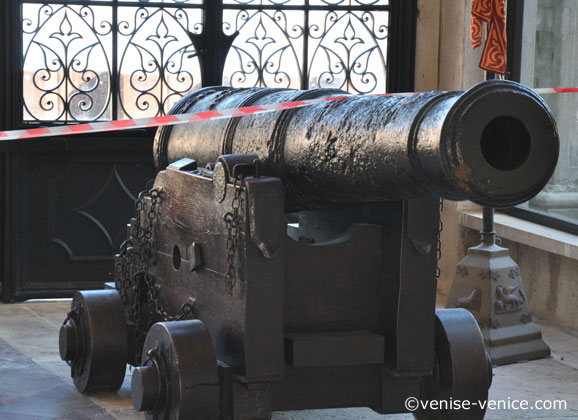 Un canon dans le hall d'entrée de l'arsenal de Venise