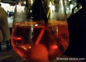 Un verre de spritz a Venise sur la via garibaldi