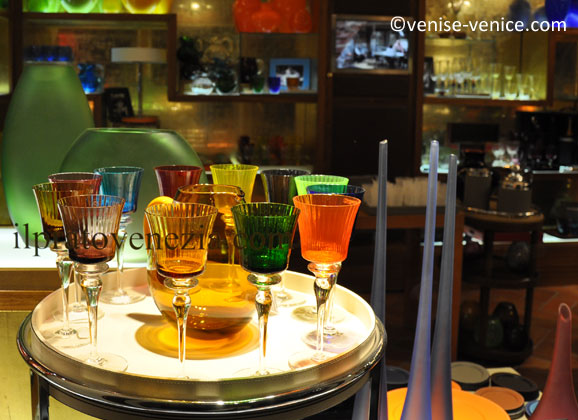 Les verres de Murano en vitrine à Venise
