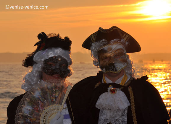 Le masque, accessoire obligatoire pour participer au carnaval