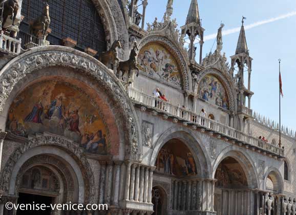 vous pouvez voir les mosaïques au dessus de l'entrée de la basilique saint marc