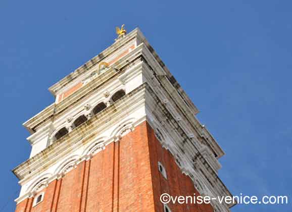 Gros plan sur le haut du campanile de la place saint marc