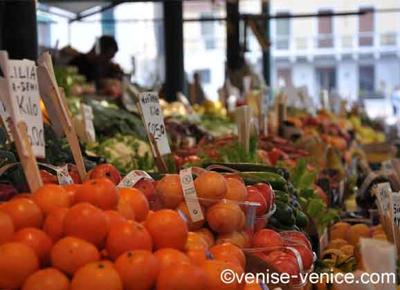 Un stand de fruits et légumes sur le marché du Rialto à Venise