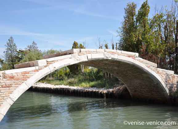 un pont sans garde corps à Venise