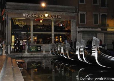 La façade du Hard Rock café à Venise dans la nuit