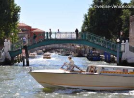 Un taxi blanc sur le grand canal à Venise, tout simplement