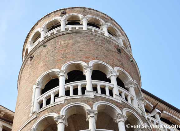 Zoom sur les brique et les pierres blanches de l'escalier en colimaçon du palais contarini del bovolo