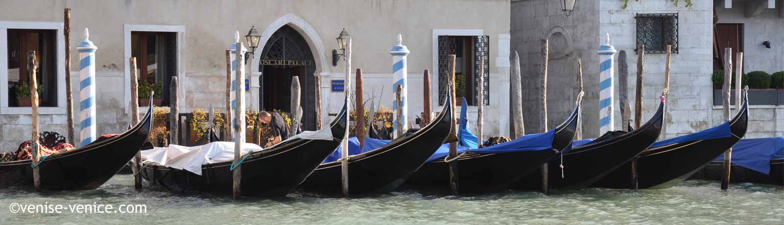 Des gondoles alignées sur le grand canal à Venise