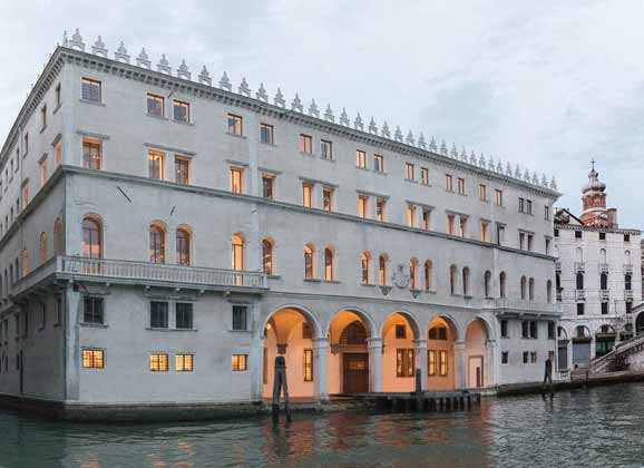 Le T Fondaco dei Tedeschi vu depuis le grand canal à Venise