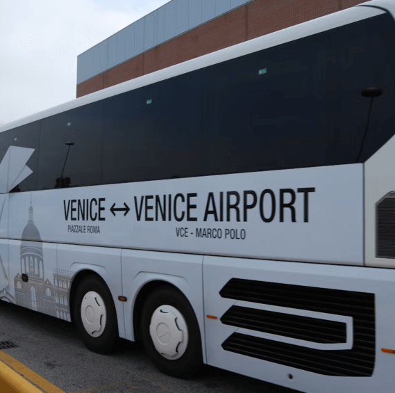 Gros plan sur le bus qui vous emmène de l'aéroport marco Polo de Venise au centre-ville